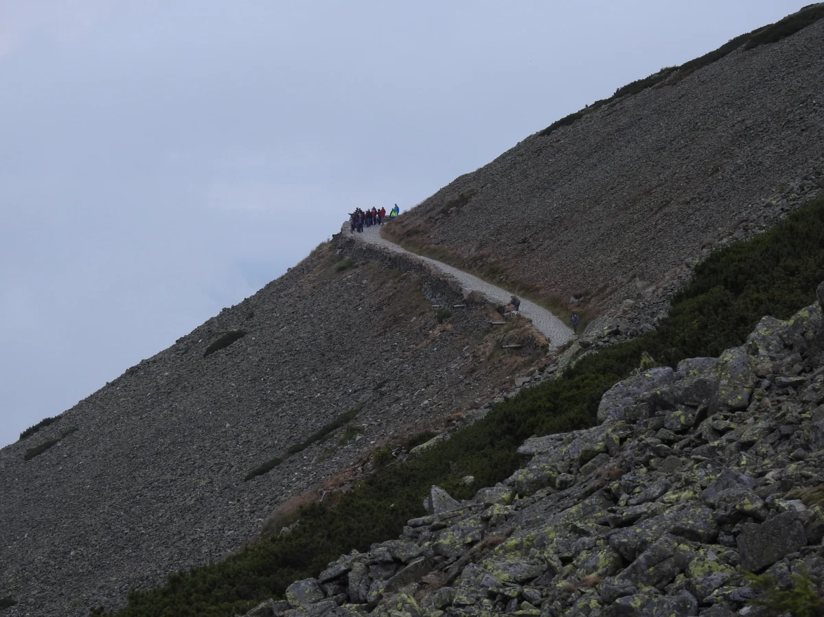 W Karkonoszach otwarto dla turystów dwa szlaki, który były zamknięte przez całą zimę. Chodzi o Drogę Jubileuszową na Śnieżkę oraz szlak czerwony przez Kocioł Łomniczki. Część tras jest nadal niedostępna.