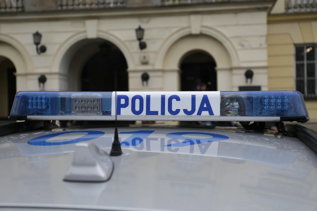 Policja szuka napastnika, który w Warszawie zaatakował ostrym narzędziem 61-latka. Mężczyzna w poważnym stanie trafił do szpitala. Prowadzona jest obława z udziałem psów tropiących. 