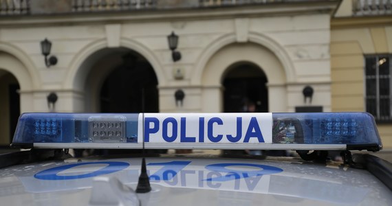 Policja szuka napastnika, który w Warszawie zaatakował ostrym narzędziem 61-latka. Mężczyzna w poważnym stanie trafił do szpitala. Prowadzona jest obława z udziałem psów tropiących. 
