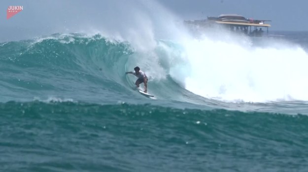 Mimo że wydaje się sportem lekkim i przyjemnym, surfing absolutnie do takich nie należy. Aby być mistrzem, należy bardzo dużo trenować i nabyć wieloletniego doświadczenia. Zobaczcie, jak robią to zawodowcy. 