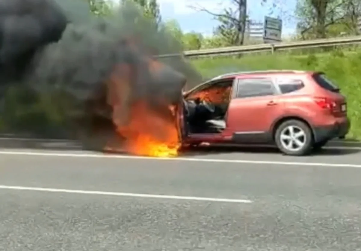 Pożar samochodu osobowego na drodze z Katowic do Chorzowa (woj. śląskie). Na trasie występują utrudnienia w ruchu drogowym.