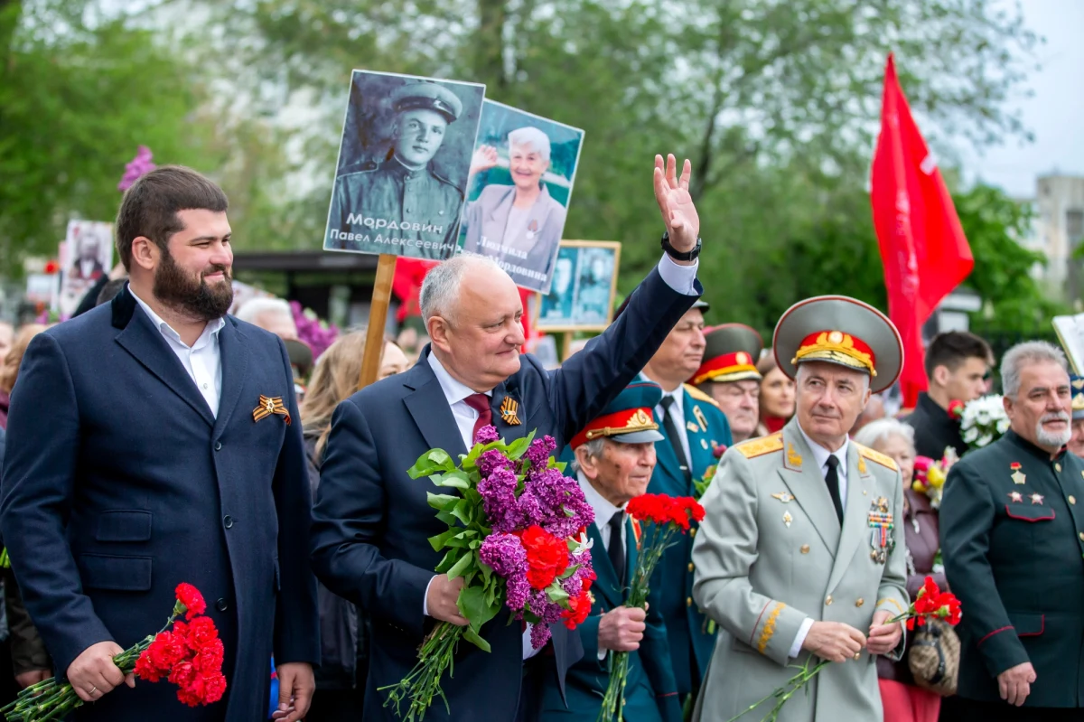 Kilkaset osób przemaszerowało dziś ulicami stolicy Mołdawii. To uczestnicy tzw. Marszu Pamięci i akcji "nieśmiertelny pułk". Część z nich - w tym były prezydent Mołdawii Igor Dodon oraz innym siedmiu deputowanych parlamentu - niosła zakazane prawnie w Mołdawii pomarańczowo-czarne wstęgi i flagi grigorijewskie.