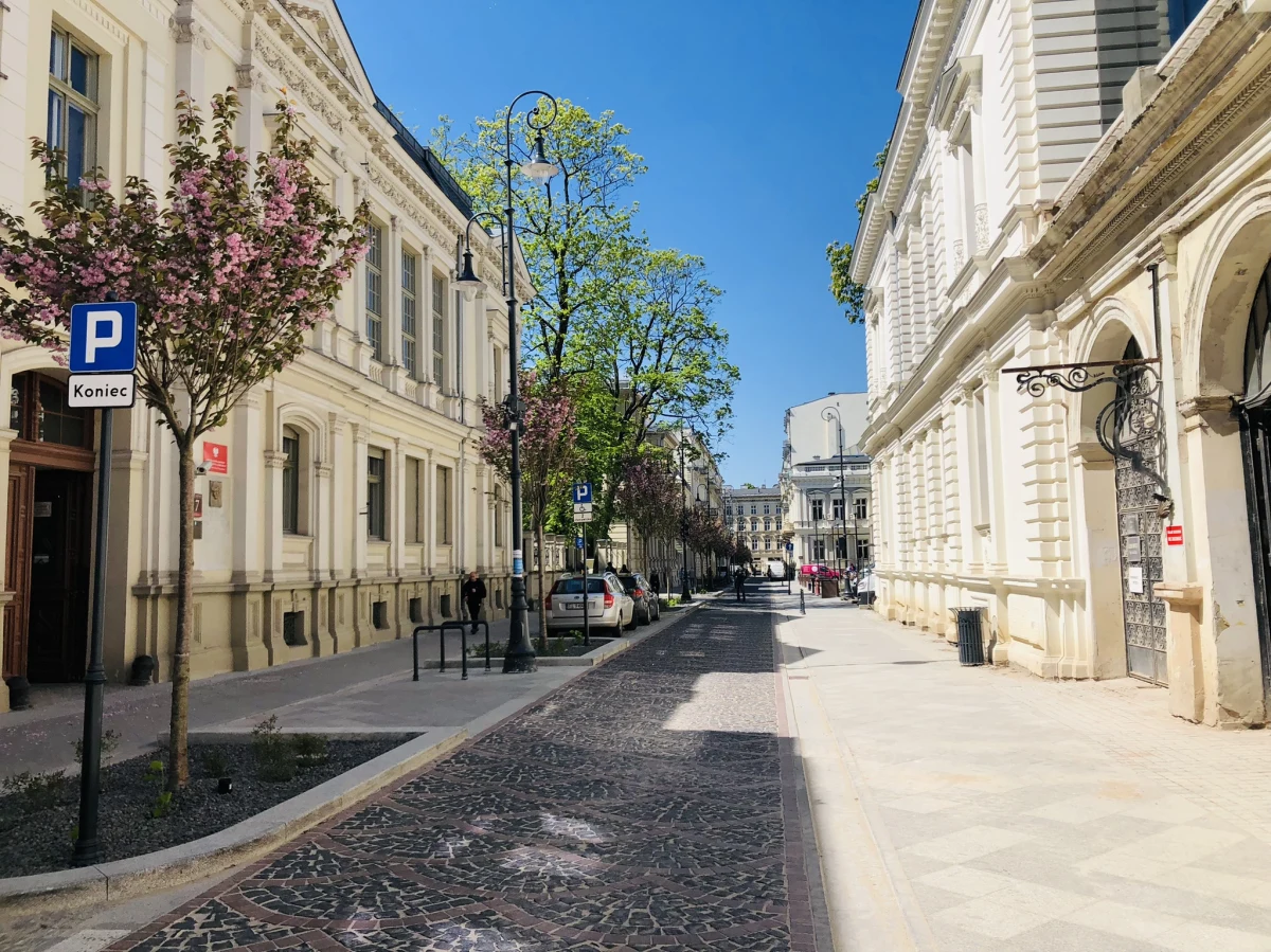 Ukryte, tajemnicze podwórka, zieleńce tuż przy głównej ulicy czy drzewa niczym różowa wata cukrowa - to wiosenna odsłona Łodzi. Szczególnie o tej porze roku, łatwo zachwycić się miastem nad Łódką. Kamienice poddane odnowie są świadectwem świetności dawnej, włókienniczej stolicy Polski.
