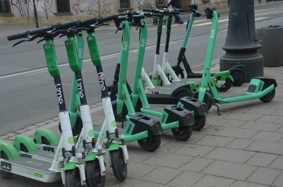 Wyznaczenie dodatkowych miejsc parkingowych dla użytkowników hulajnóg elektrycznych, umożliwienie ich parkowania w stacjach rowerowych oraz zwiększenie liczb mobilnych patroli - to niektóre z propozycji trzech operatorów: Bolt, Lime i Tier, którzy świadczą usługi w Krakowie.

