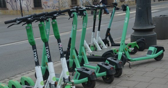 Wyznaczenie dodatkowych miejsc parkingowych dla użytkowników hulajnóg elektrycznych, umożliwienie ich parkowania w stacjach rowerowych oraz zwiększenie liczb mobilnych patroli - to niektóre z propozycji trzech operatorów: Bolt, Lime i Tier, którzy świadczą usługi w Krakowie.

