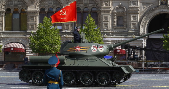 Tegoroczne obchody Dnia Zwycięstwa w Moskwie miały wyjątkowo skromną oprawę. Podczas tradycyjnej defilady, w której przed rozpoczęciem inwazji na Ukrainę brało udział prawie 200 pojazdów, dziś zaprezentowano zaledwie 51 maszyn. Wisienką na torcie był przejazd czołgu T-34 z czasów II wojny światowej. Jak się okazało, był to jedyny reprezentant pojazdów gąsienicowych.