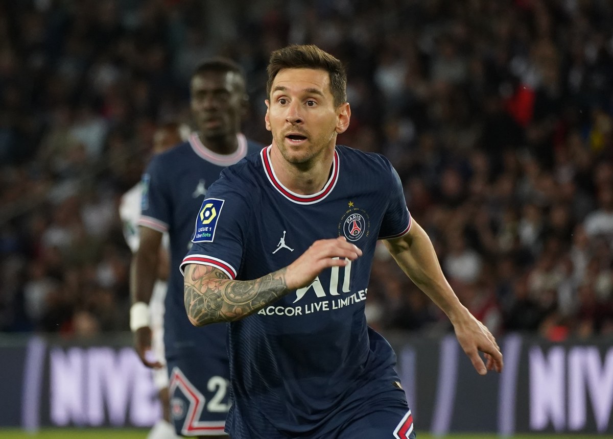 Francuska gazeta „L’Equipe” informuje o ustnym porozumieniu pomiędzy Argentyńczykiem i arabskim klubem Al Hilal. Także agencja AFP jest niemal pewna, że Argentyńczyk latem zmieni klub i trafi właśnie do Arabii Saudyjskiej. Messi ma zarabiać w nowym klubie monstrualne pieniądze.