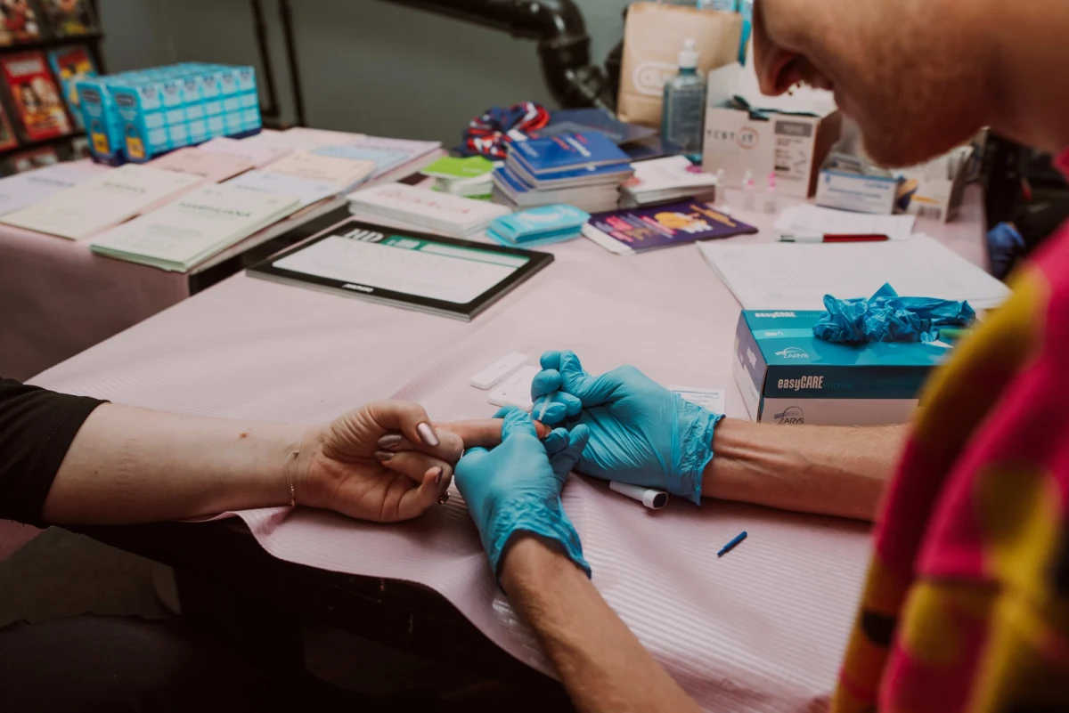 ​Jutro w Warszawie rusza akcja testowania na HIV w klubach i na festiwalach. Na początek z darmowych i anonimowych testów będą mogli skorzystać odwiedzający klub Dzik przy ul. Belwederskiej. Wykonywanie testów w miejscach odwiedzanych przez młodych dorosłych ma ich zachęcić do badań i ułatwić procedurę.
