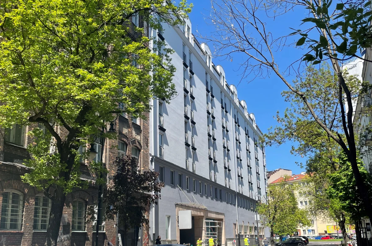 Trwa remont elewacji Hotelu Sobieski przy Placu Zawiszy w Warszawie. Zmiana barw budynku budzi kontrowersje. Część mieszkańców chwali nowe, stonowane kolory, część przyznaje, że „coś się skończyło” i te miejsce nie będzie już takie samo jak wcześniej. 