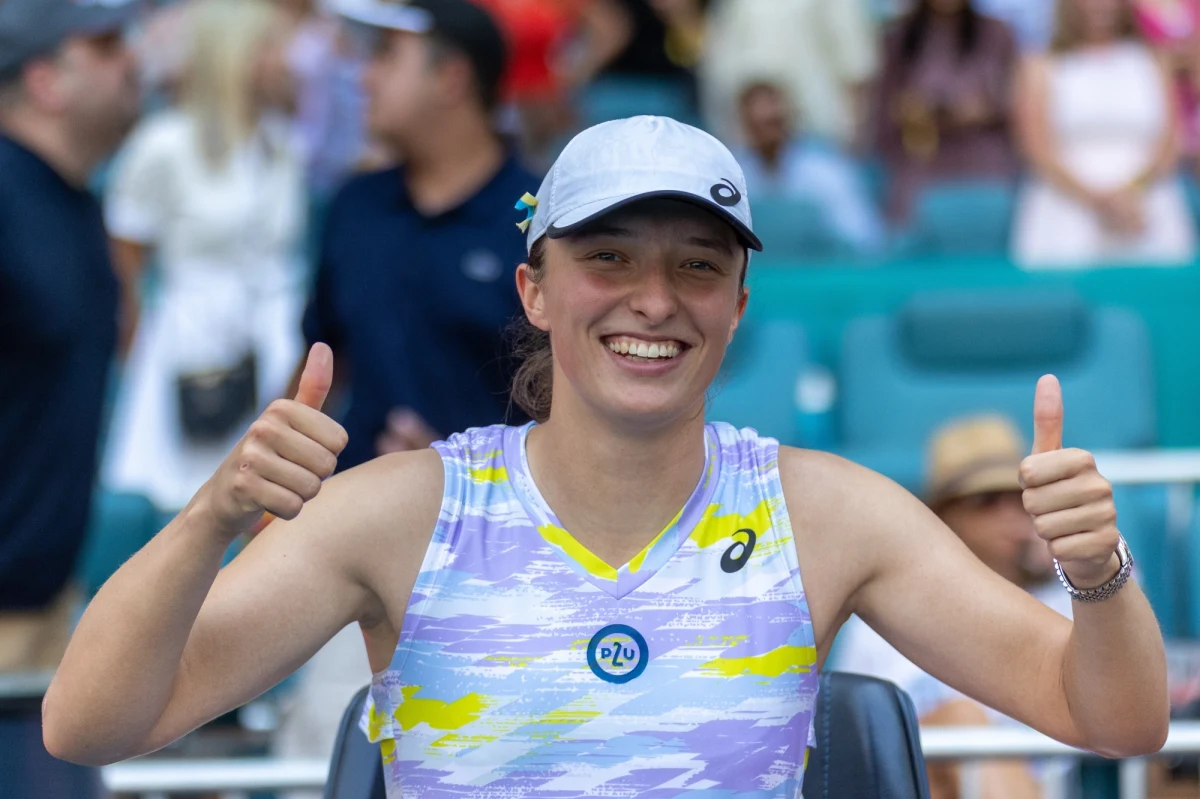 Iga Świątek już wkrótce rozpocznie rywalizację w turnieju WTA 1000 w Rzymie. "Oczywiście mam stąd dobre wspomnienia, ale nie spodziewam się, że ten turniej będzie łatwiejszy niż jakiś inny, bo jest ciężko" – powiedziała najlepsza tenisistka świata dziennikarzom na konferencji prasowej. Świątek poprosiła też o pomoc, gdyby na terenie kortów zgubiła się tak, jak Katy Perry na koronacji w Londynie.