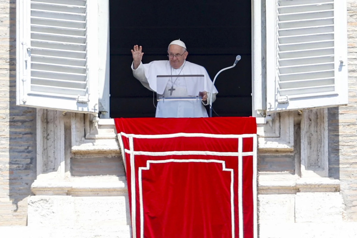 Papież Franciszek stanowczo odrzucił stawiane mu zarzuty z czasów dyktatury w Argentynie, jakoby jako przełożony jezuitów w swojej ojczyźnie był odpowiedzialny za to, że dwóch jego współbraci aresztowano i torturowano. Wyczerpujące wyjaśnienia przedstawił podczas spotkania z jezuitami w Budapeszcie 29 kwietnia.