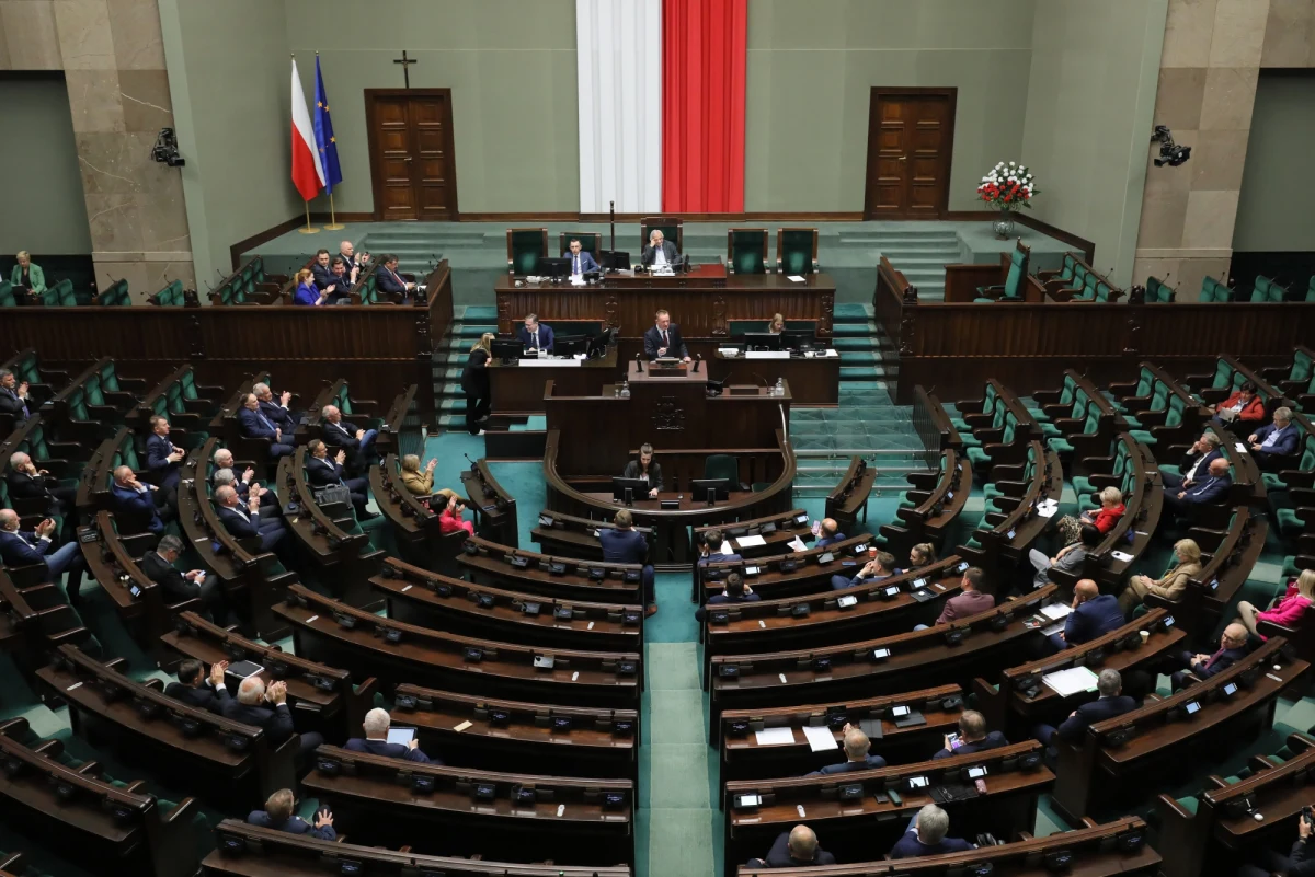 236 posłów "za", 4 "przeciw", a 207 wstrzymało się od głosu. Sejm uchwalił na specjalnym posiedzeniu ustawę o Funduszu Ochrony Rolnictwa. Druga przegłosowana ustawa dotyczy zwrotu akcyzy zawartej w cenie paliwa rolniczego. Posłowie opowiedzieli się też za ustawą dot. pożyczek dla rolników i ułatwień w budowie budynków gospodarczych. W tym projekcie znalazły się też przepisy... dotyczące transportu kolejowego.