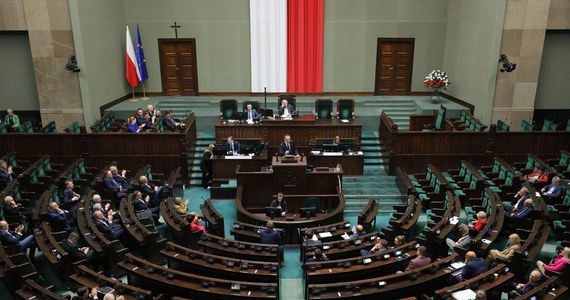 236 posłów "za", 4 "przeciw", a 207 wstrzymało się od głosu. Sejm uchwalił na specjalnym posiedzeniu ustawę o Funduszu Ochrony Rolnictwa. Druga przegłosowana ustawa dotyczy zwrotu akcyzy zawartej w cenie paliwa rolniczego. Posłowie opowiedzieli się też za ustawą dot. pożyczek dla rolników i ułatwień w budowie budynków gospodarczych. W tym projekcie znalazły się też przepisy... dotyczące transportu kolejowego.