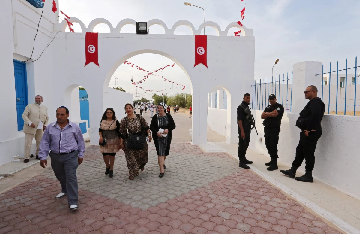 Pięć osób zginęło w ataku z użyciem broni automatycznej w pobliżu synagogi na tunezyjskiej wyspie Dżerba - poinformowało ministerstwo spraw wewnętrznych Tunezji. Ofiary to dwaj pielgrzymi i trzech oficerów służb bezpieczeństwa.