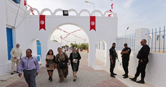 Pięć osób zginęło w ataku z użyciem broni automatycznej w pobliżu synagogi na tunezyjskiej wyspie Dżerba - poinformowało ministerstwo spraw wewnętrznych Tunezji. Ofiary to dwaj pielgrzymi i trzech oficerów służb bezpieczeństwa.