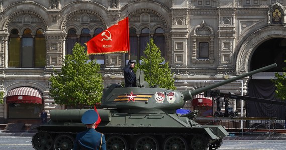 Obchody w Rosji zwycięstwa w II wojnie światowej pokazały dalszą degradację armii rosyjskiej; nie pojawiły się na defiladzie nowoczesne czołgi, bo Rosja bardzo potrzebuje ich na Ukrainie - zauważa Instytut Studiów nad Wojną (ISW) w najnowszym raporcie. Zabytkowy T-34 z jednostki ceremonialnej był jedynym czołgiem na paradzie - podkreśla z kolei brytyjskie ministerstwo obrony.