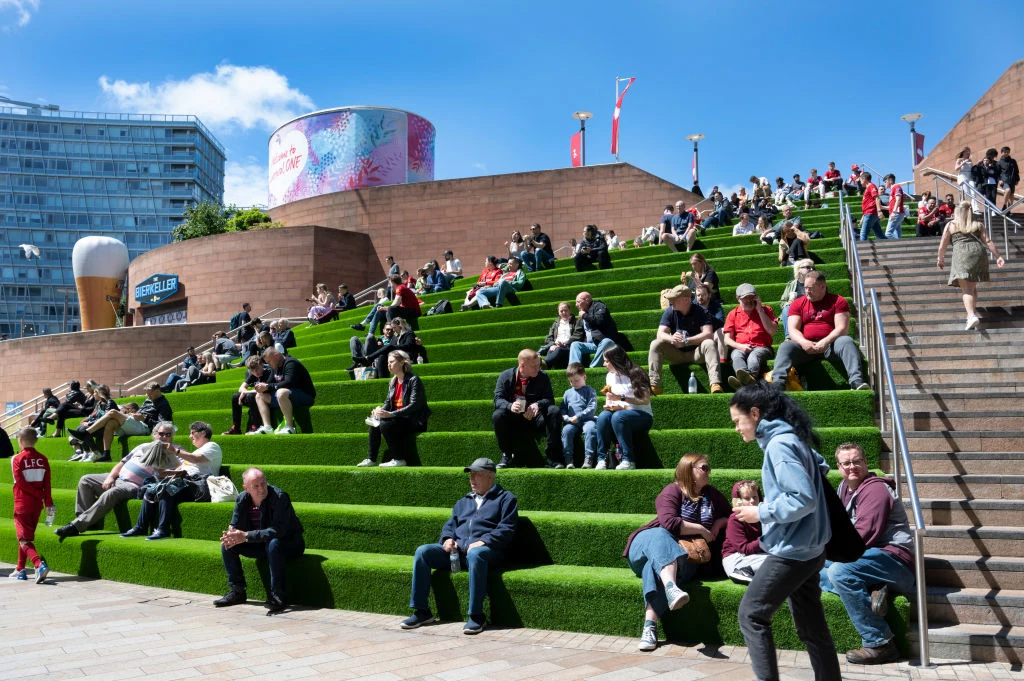 Mieszkańcy Liverpoolu spędzający czas w kompleksie Liverpool One