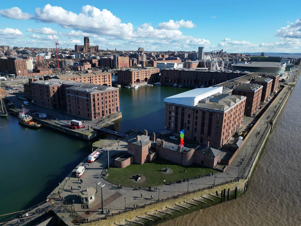 Widok na tereny poprzemysłowe Liverpoolu, w tym na Doki Alberta