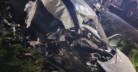 Tragiczny wypadek w Krzeszowie koło Kamiennej Góry na Dolnym Śląsku. Ubiegłej nocy młody kierowca stracił panowanie nad samochodem i uderzył czołowo w drzewo. Zginął 18-letni pasażer auta. 