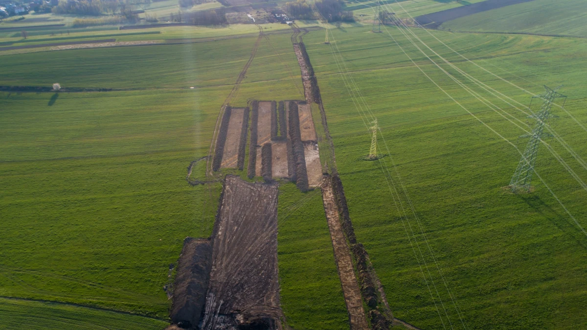 Osadę wstępnie datowaną na okres rzymski i prawdopodobnie związaną z kultura przeworską odkryli archeolodzy pracujący przy budowie via Carpatii, czyli drogi S19 na Podkarpaciu. Pomiędzy Krosnem a Miejscem Piastowym, archeolodzy wyznaczyli trzy stanowiska, na jednym z nich już udało się dokonać znaczących odkryć. 