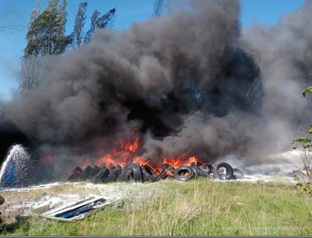 Pożar wybuchł w środę w bazie PKS przy ulicy Sobieskiego w Skierniewicach. Płonie składowisko opon.