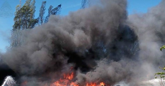 Pożar wybuchł w środę w bazie PKS przy ulicy Sobieskiego w Skierniewicach. Płonie składowisko opon.