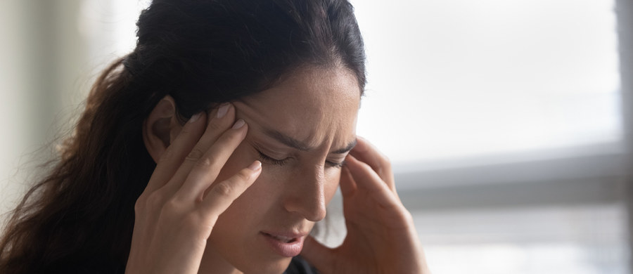 Myślałeś, że na ból głowy najlepszy jest dobry sen? Niestety, nie zawsze się to sprawdza. Niektóre bóle głowy, takie jak migreny, mogą trwać dłużej. Dowiedz się, jak radzić sobie z długotrwałym bólem głowy i mu zapobiegać.