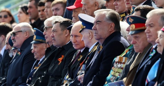 Dwaj rzekomi weterani II wojny światowej, którzy siedzieli obok Władimira Putina podczas moskiewskiej parady z okazji tzw. Dnia Zwycięstwa, to w rzeczywistości byli funkcjonariusze NKWD i KGB, czyli sowieckiego aparatu represji - ujawnił niezależny rosyjski portal Meduza za opozycyjnym serwisem Agentstwo.