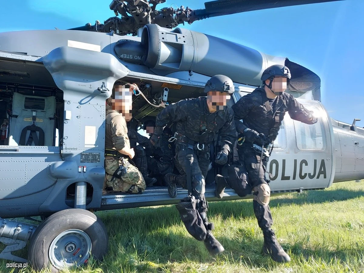 Polscy policjanci w śmigłowcu Black Hawk pomagali w zabezpieczeniu wczorajszych obchodów Dnia Zwycięstwa w mołdawskim Kiszyniowie. Jak mówił Mariusz Ciarka z Komendy Głównej, część działań miała symboliczny charakter.
