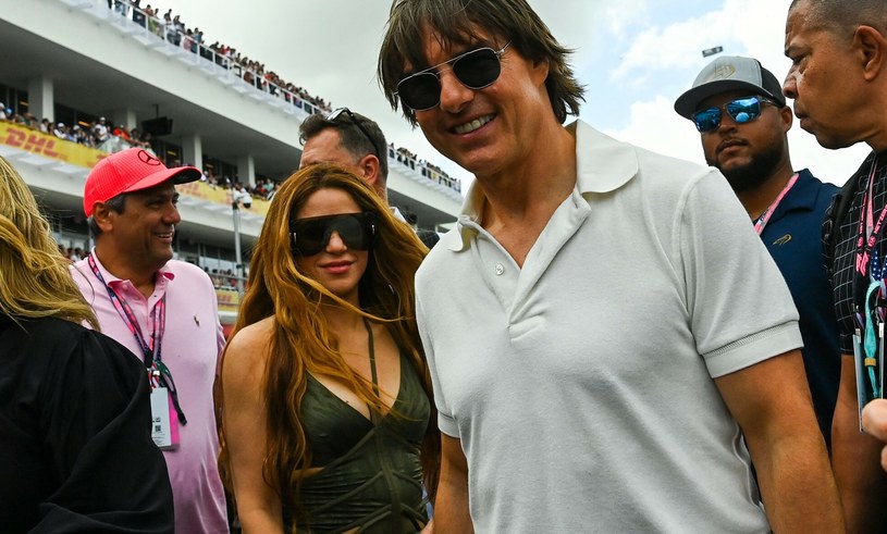 Odkąd w niedzielę Shakira i Tom Cruise zostali zauważeni podczas zawodów Grand Prix Formuły 1 w Miami, gdzie ochoczo pozowali razem do zdjęć, media spekulują o tym, że łączy ich romans i oceniają szanse na to, że przerodzi się to w trwały związek. Plotki te podsycił niedawno znajomy aktora, który stwierdził, że "Tom jest żywo zainteresowany" rozwijaniem tej znajomości. Podobnego zainteresowania nie przejawia jednak autorka hitu "Waka Waka".