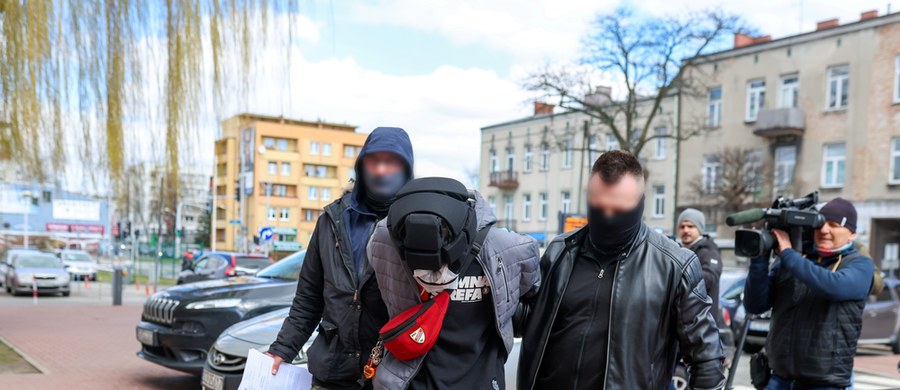 "To nie była sytuacja, w której instytucji nie było. Byli wszyscy, ale okazało się, że byli ślepi" - powiedział o sprawie zmarłego 8-letniego Kamila rzecznik praw dziecka Mikołaj Pawlak. Jego zdaniem przepisy antyprzemocowe są precyzyjne. "Pytanie, czy można wpisać w przepis wrażliwość człowieka, który był trzy metry od małego Kamila po poparzeniu i nie zauważył, jak on wygląda" - dodał.