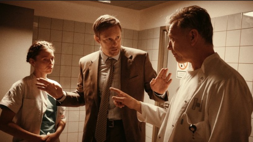 Jeden z najwybitniejszych i najbardziej kontrowersyjnych reżyserów współczesnego kina, autor "Przełamując fale", "Melancholii", "Dogville" i "Idiotów", powraca do legendarnego formatu z lat 90. - "Królestwa". Najnowsza, trzecia odsłona jedynego w dorobku Larsa von Triera miniserialu - zatytułowana "Królestwo: Exodus" - zostanie pokazana w Polsce premierowo na nadchodzącym festiwalu mBank Nowe Horyzonty.