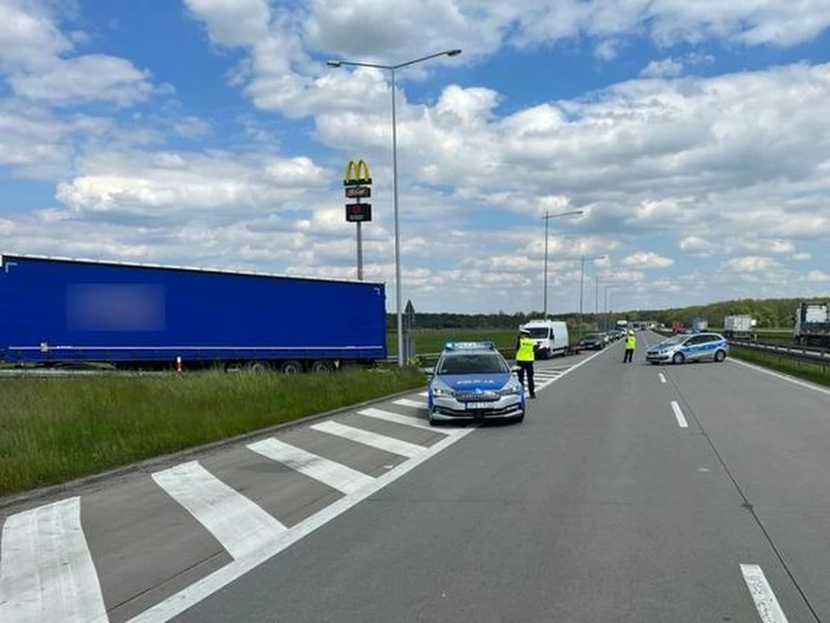 Z powodu pożaru naczepy samochodu ciężarowego, do którego doszło między węzłami Kąty Wrocławskie i Kostomłoty, zablokowana została autostrada A4 w kierunku Zgorzelca. Na jezdnię wydostał się przewożony w workach tlenek cynku.