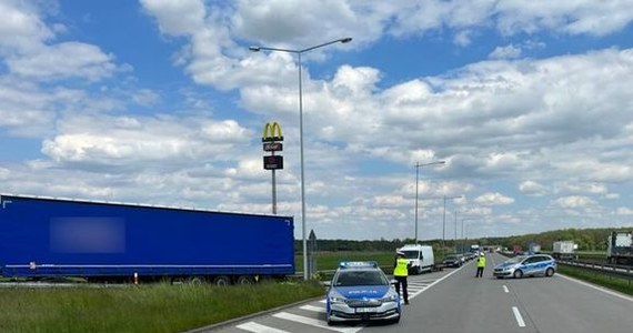 Z powodu pożaru naczepy samochodu ciężarowego, do którego doszło między węzłami Kąty Wrocławskie i Kostomłoty, zablokowana została autostrada A4 w kierunku Zgorzelca. Na jezdnię wydostał się przewożony w workach tlenek cynku.