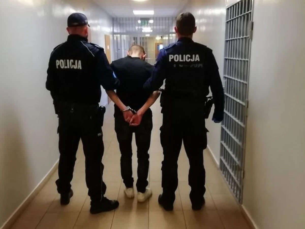 Trzydniową żałobę ogłosił burmistrz Warty w związku z atakiem nożownika w domu dziecka w Tomisławicach. Zginęła 16-letnia Oliwia, jej koledzy i wychowawczyni zostali ranni. Podejrzanym jest 19-letni Daniel. Miał ją zabić z powodu zawodu miłosnego. Najpóźniej jutro usłyszy zarzuty zabójstwa i pięciokrotnego usiłowania zabójstwa. Grozi mu dożywotnie więzienie. 