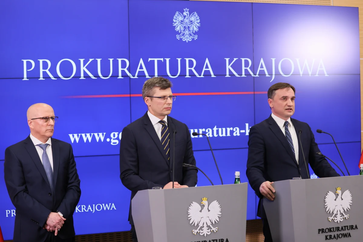 "Ustalenia i wnioski po sekcji zwłok jednoznacznie pozwalają na zmianę zarzutów podejrzanym - wobec ojczyma na zarzut zabójstwa ze szczególnym okrucieństwem, a wobec matki dziecka rozważany jest zarzut o pomocnictwo do zabójstwa"- poinformował zastępca prokuratora generalnego. Krzysztof Sierak ujawnił także nowe fakty ws. śmierci ośmiolatka. Maltretowany przez ojczyma Kamil z Częstochowy zmarł w poniedziałek w Górnośląskim Centrum Zdrowia Dziecka w Katowicach, w którym był leczony od ponad miesiąca.
