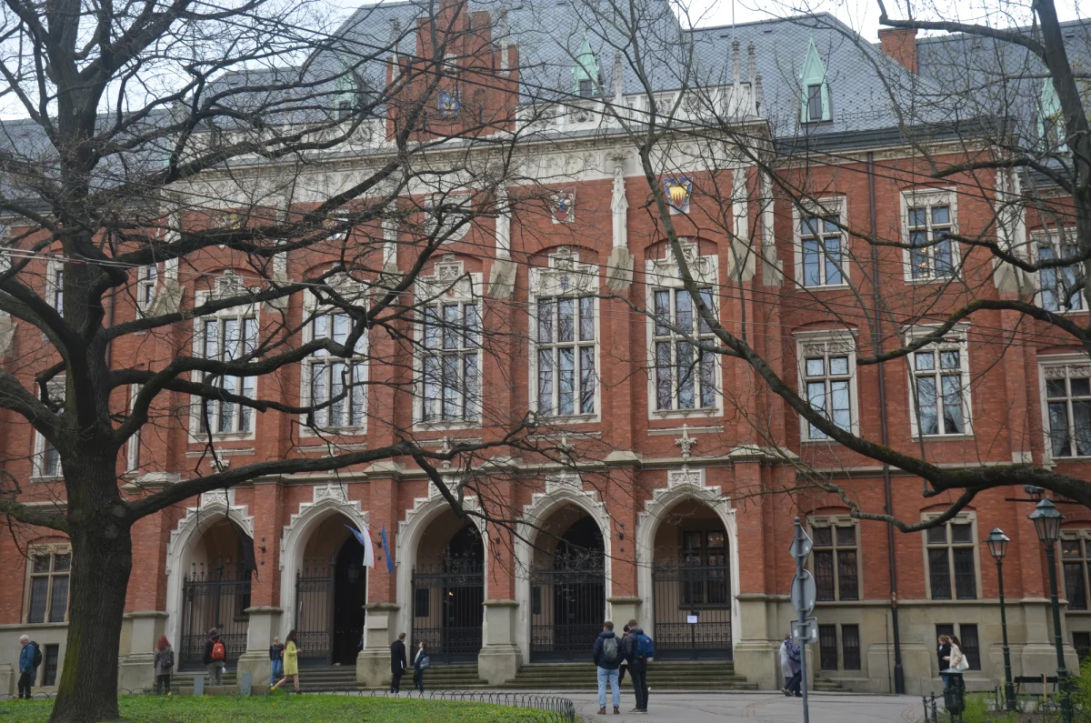 Uniwersytet Pedagogiczny w Krakowie chce zmienić nazwę na Uniwersytet Krakowski im. Komisji Edukacji Narodowej. Sprzeciwiają się temu stanowczo władze Uniwersytetu Jagiellońskiego. Zdaniem rektora prof. Jacka Popiela to "nieuprawniona próbę zawłaszczenia tradycji i wielowiekowego dziedzictwa" najstarszej polskiej uczelni.