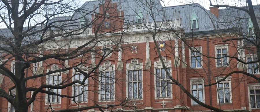 Uniwersytet Pedagogiczny w Krakowie chce zmienić nazwę na Uniwersytet Krakowski im. Komisji Edukacji Narodowej. Sprzeciwiają się temu stanowczo władze Uniwersytetu Jagiellońskiego. Zdaniem rektora prof. Jacka Popiela to "nieuprawniona próbę zawłaszczenia tradycji i wielowiekowego dziedzictwa" najstarszej polskiej uczelni.