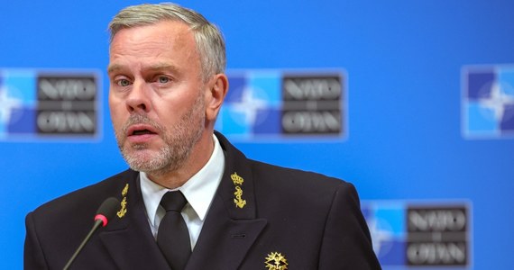 „Rosja nie zamierza zatrzymać się na Ukrainie; jej ambicje sięgają daleko poza granice tego kraju” - powiedział w środę w kwaterze głównej NATO w Brukseli przewodniczący Komitetu Wojskowego Sojuszu Północnoatlantyckiego admirał Rob Bauer. Dodał, że „NATO będzie wspierać Ukrainę tak długo, jak będzie to konieczne”.