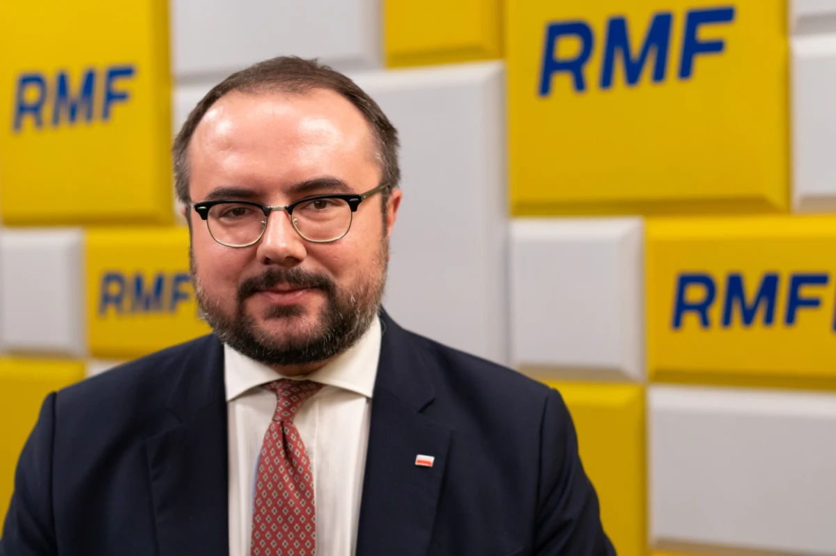 "Pięć miesięcy minęło. Natomiast to nie jest tak, że nikt nic nie wie. Ta wiedza jest, ona jest coraz szersza. Niecałą wiedzą my się możemy dzielić. Natomiast z całą pewnością sprawa jest bardzo poważna i zostanie wyjaśniona" – mówił w Porannej rozmowie w RMF FM wiceminister spraw zagranicznych Paweł Jabłoński o rosyjskiej rakiecie, którą odnaleziono w lesie koło Bydgoszczy. Stwierdził, że nikt nie ukrywał przed premierem wiedzy na temat rosyjskiej rakiety