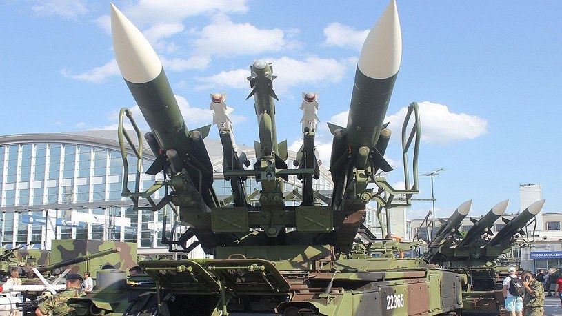 Mowa tutaj o systemie kierowanych rakiet ziemia–powietrze 2K12 Kub, które posłużą Ukraińcom do obrony miast przed rosyjskimi samolotami i rakietami.