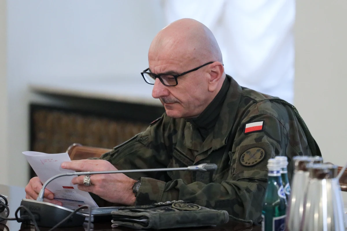 „Ja poinformowałem swoich przełożonych” – zapewnił szef Sztabu Generalnego Wojska Polskiego gen. Rajmund Andrzejczak w odpowiedzi na pytanie, czy wojsko niedostatecznie wcześnie poinformowało premiera Mateusza Morawieckiego o rakiecie, która spadła w lesie pod Bydgoszczą. W środę premier przyznał, że o sprawie dowiedział się w kwietniu. Wcześniej szef rządu sam powiązał incydent z rakietą z 16 grudnia 2022 roku. 