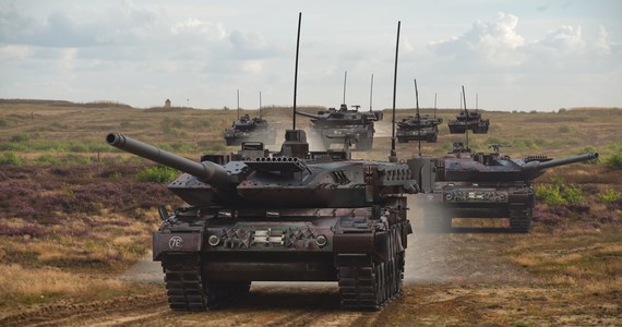 325 czołgów przekazała Polska Ukrainie - takie dane przekazuje specjalistyczna witryna zajmująca się wojskowością. Z wyliczenia wynika, że łącznie na Ukrainę wspierające Kijów w wojnie z Rosją kraje dostarczyły co najmniej 575 czołgów, a dalsze 182 maszyny mają dotrzeć w najbliższych miesiącach. Polska jest też liderem w przekazywaniu Ukrainie samolotów bojowych.