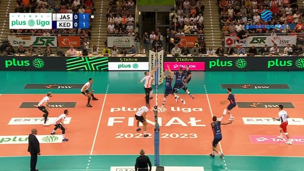 Siatkarze Jastrzębskiego Węgla wygrali z Grupą Azoty ZAKSA Kędzierzyn-Koźle 3:0 w trzecim meczu finału PlusLigi. W rywalizacji do trzech zwycięstw, a jastrzębianie pewnie triumfowali 3—0 i po raz trzeci w historii wywalczyli złoty medal mistrzostw Polski. To jednak nie koniec rywalizacji obu drużyn w obecnym sezonie – Jastrzębski Węgiel zmierzy się z ZAKSĄ w finale Ligi Mistrzów, który zostanie rozegrany 20 maja.