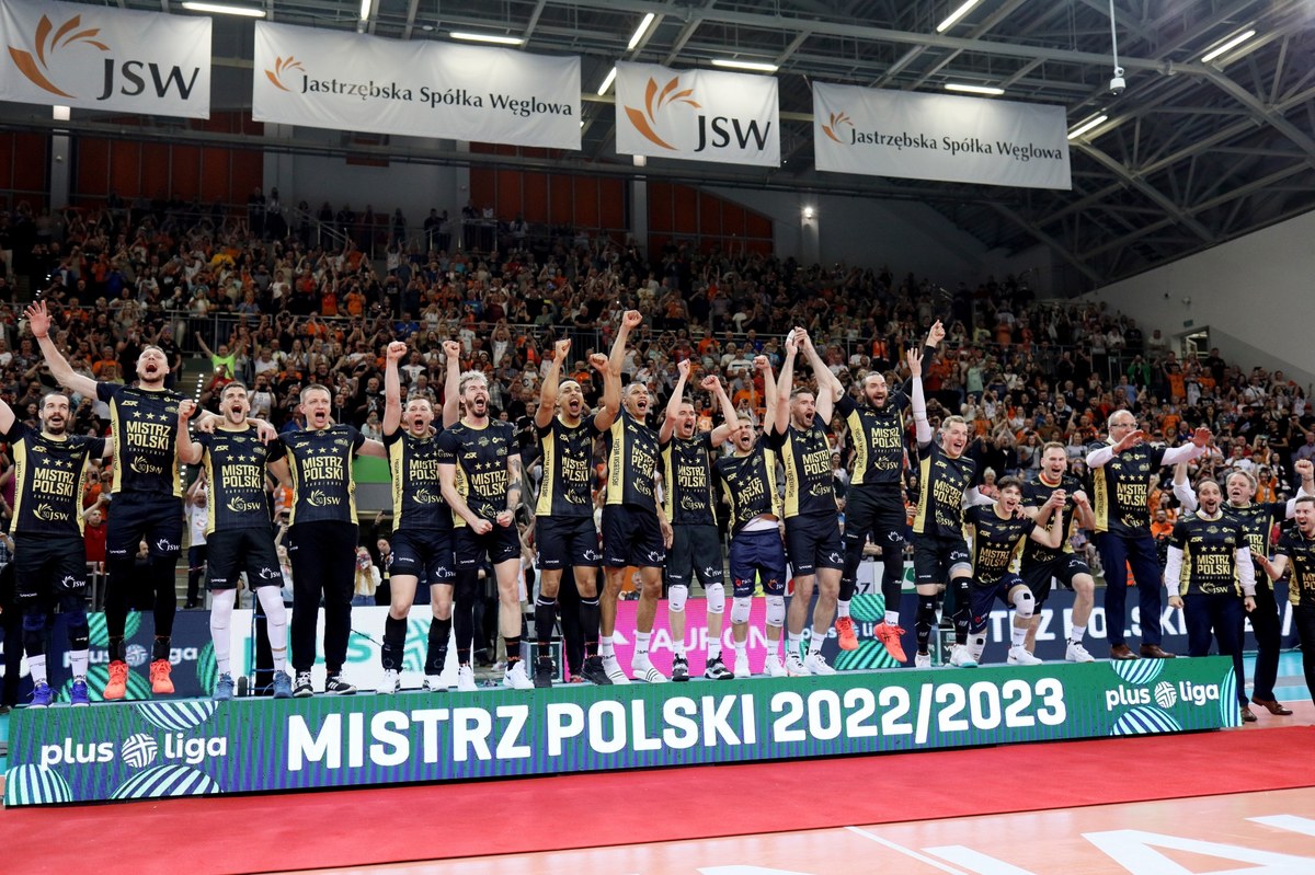 Siatkarze Jastrzębskiego Węgla zostali po raz trzeci w historii mistrzami Polski. W środę pokonali we własnej hali Grupę Azoty ZAKSĘ Kędzierzyn-Koźle 3:0 (25:15, 25:16, 25:13) i wygrali finałową rywalizację 3-0.