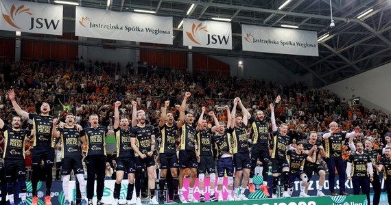 Siatkarze Jastrzębskiego Węgla zostali po raz trzeci w historii mistrzami Polski. W środę pokonali we własnej hali Grupę Azoty ZAKSĘ Kędzierzyn-Koźle 3:0 (25:15, 25:16, 25:13) i wygrali finałową rywalizację 3-0.