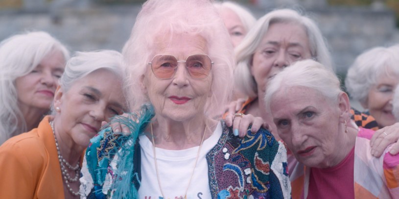 84-letnia Vika jest ekscentryczna, kolorowa i przełamuje schematy. Film "Vika!", opowiadający o najstarszej polskiej didżejce, to inspirujący obraz kogoś, kto pomaga innym zrozumieć, że wiek jest naprawdę stanem umysłu. Ten niezwykły dokument trafił 28 stycznia do serwisu HBO Max.