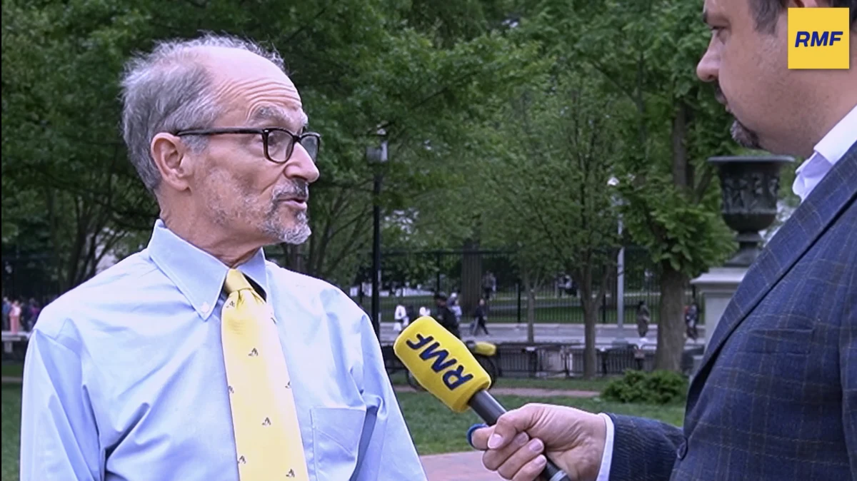 Jest w naszym amerykańskim interesie, żebyśmy popierali kraje demokratyczne na świecie – mówi w rozmowie z korespondentem RMF FM Pawłem Żuchowskim, były ambasador USA w Polsce Daniel Fried, obecnie ekspert Atlantic Council. Podkreśla, że potrzebne jest dalsze wsparcie dla Ukrainy. Przyznaje, że sprawa Ukrainy będzie jednym z ważniejszych tematów rozpoczynającej się w Stanach Zjednoczonych kampanii wyborczej. W przyszłym roku Amerykanie będą wybierać prezydenta. Republikanie mówią o potrzebie ograniczenia pomocy. Co może zatem wydarzyć się w najbliższym czasie? O możliwe scenariusze nasz dziennikarz pyta byłego amerykańskiego dyplomatę. 