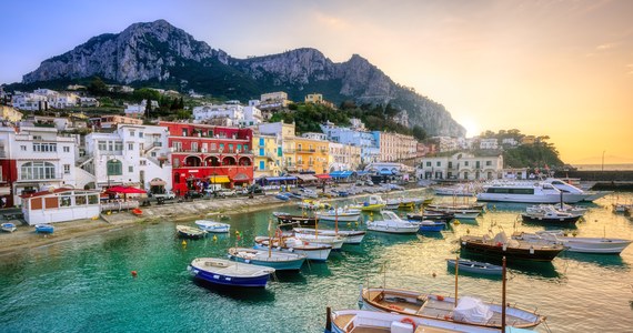 Na włoskiej wyspie Capri z powodu ogromnych tłumów i chaosu w porcie istnieje zagrożenie dla bezpieczeństwa publicznego - alarmuje burmistrz Marino Lembo. Zaapelował do prefekta, czyli szefa lokalnej administracji o interwencję i podjęcie działań, by zagwarantować tam porządek.