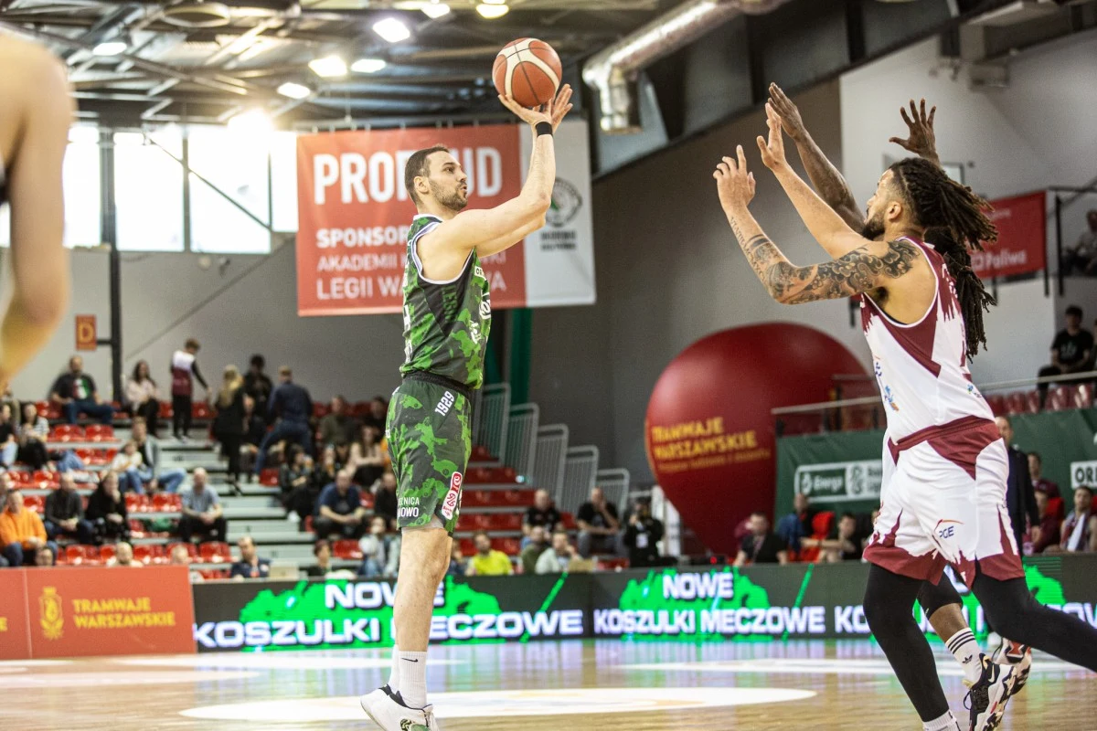 Po dniu przerwy do gry w fazie play-off wracają zespoły koszykarskiej Energa Basket Ligi. Szansę na zamknięcie ćwierćfinałowej rywalizacji będą mieli zawodnicy Legii Warszawa, którzy zagrają na wyjeździe z PGE Spójnią Stargard. W Sopocie Trefl zagra ze Śląskiem Wrocław. W tej parze mamy jak na razie dużo emocji.